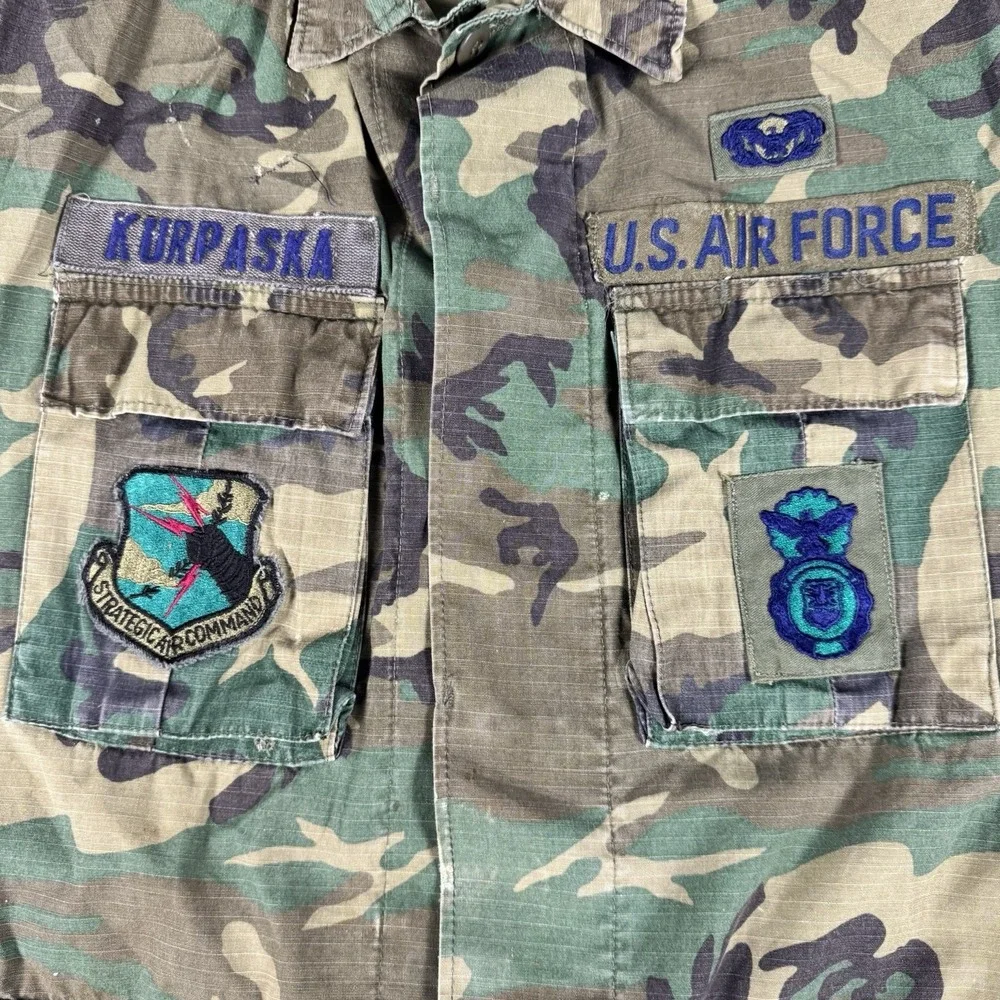 Vintage US Air Force BDU Jacket Mens Woodland Camo‎ Patches Named Strategic USA